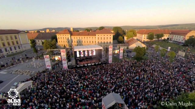 VIDEO AERIAN.” Alba Fest”, evenimentul care a adunat la Alba Iulia peste 30.000 de oameni, filmat de la înălțime. Cum arată Piața Cetății plină ochi