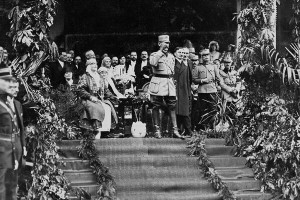Vizita regelui Ferdinand și a reginei Maria la Alba-Iulia, 30 mai 1919; alături de regele Ferdinand se află Iuliu Maniu. 