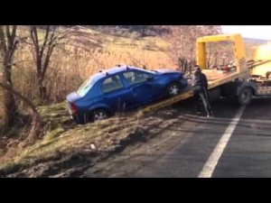 VIDEO/ Accident rutier pe DN1: O șoferiță din Sebeș a ajuns cu mașina în șanț