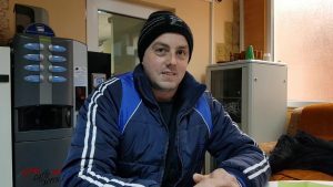 VIDEO. Un bărbat, care a plătit pentru a vinde brazi într-o ”piață temporară” din Alba Iulia, s-a ales cu marfa confiscată și cu amendă de 5.000 de lei