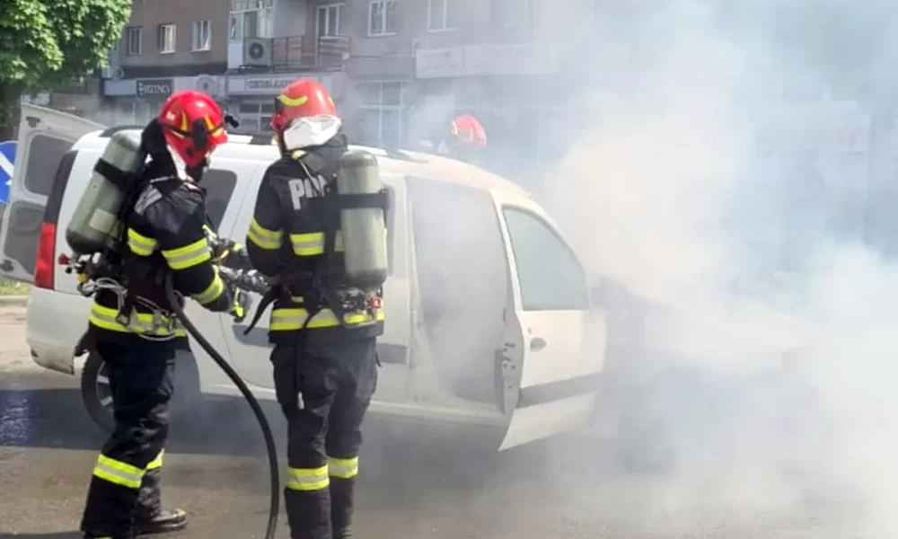 UPDATE FOTO INCENDIU în Alba Iulia O mașină a luat foc pe Bulevardul