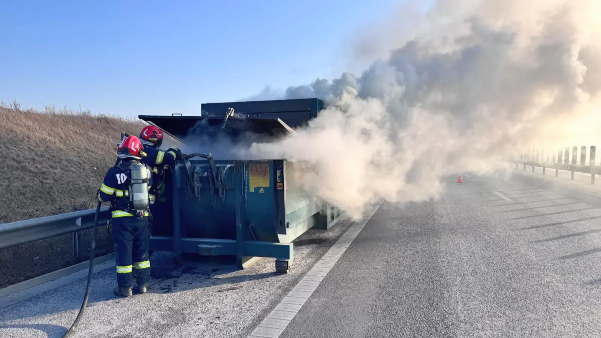 Update Foto Un Camion Care Transporta De Euri Din Carton A Luat Foc