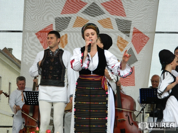 Ansamblul Alba si Muguri de Tezaur – Centrul Augustil Bena – zilele orasului Alba Iulia 2013 (14)