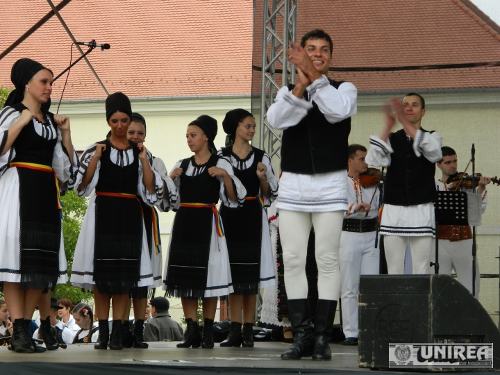 Ansamblul Alba si Muguri de Tezaur – Centrul Augustil Bena – zilele orasului Alba Iulia 2013 (9)