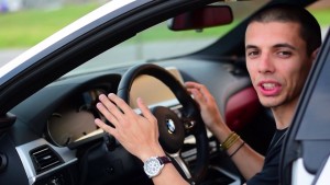VIDEO: Cum ținem mâinile corect pe volan. Pilotul albaiulian Mihai Beldie explică de ce consideră câștigătoare varianta ”la ora 9 și la ora 3”