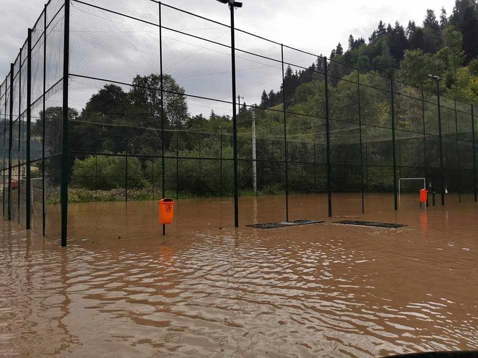 donor Soaked Round FOTO VIDEO| Teren de fotbal din Câmpeni, "transformat" în bazin de polo, în  urma inundațiilor abundente - Ziarul Unirea