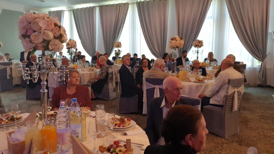 FOTO Nunta de Aur 2021, la Alba Iulia: Aproape 50 cupluri din s-au bucurat de cadouri, muzică și dans - Ziarul Unirea