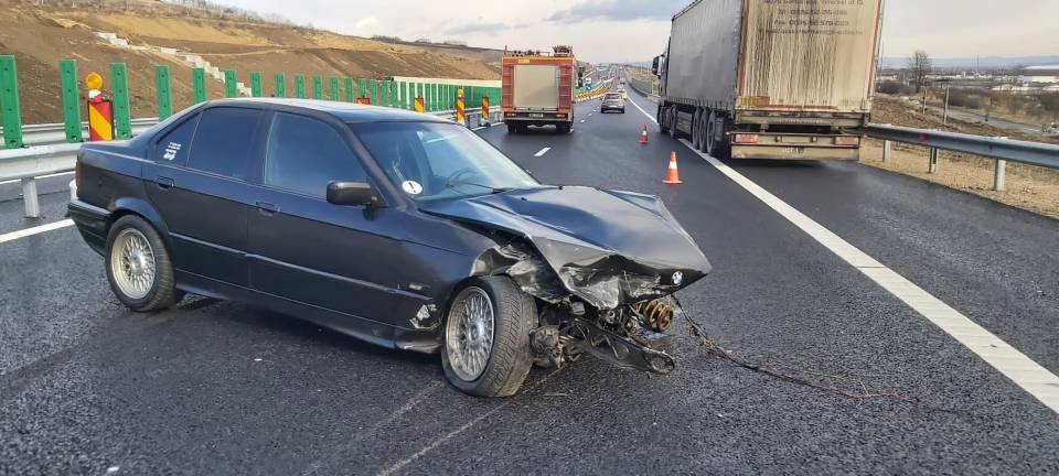 ΕΙΚΟΝΕΣ |  ΤΡΟΧΟ ΑΤΥΧΗΜΑ στον αυτοκινητόδρομο A10 Sebeș – Turda: Μια BMW έχει υποστεί ζημιές και δύο άτομα τραυματίζονται