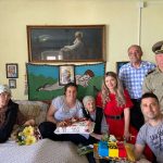 FOTO| Veterana comunei Șpring, sărbătorită la 102 ani: „Atâta timp cât nu ni se usucă rădăcinile, rămân vii tradițiile, omenia, curajul și puterea” thumbnail