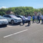 LIVE VIDEO| Electro-șezătoare la Ciugud. Proprietari de autoturisme electrice se întâlnesc într-un eveniment național de promovare a transportului ecologic thumbnail