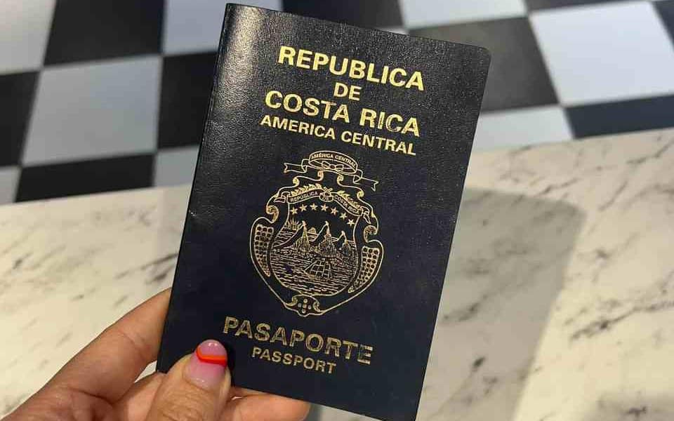 IMMAGINI|  Un passaporto dello Stato del COSTA RICA, trovato nei locali di un ristorante in ALBA: dove può essere ritirato dal proprietario