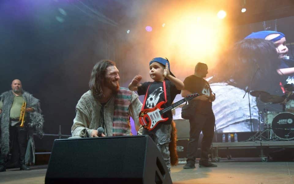 VIDEO |  Un ragazzino, protagonista della prima serata dell’Alba Iulia Music Festival: il piccolo chitarrista è salito sul palco con i Calancea Wolves