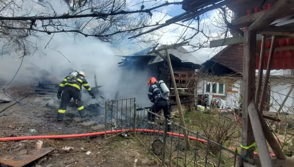 INCENDIU la o anexă gospodărească din Arieșeni: Intervin pompierii cu trei autospeciale