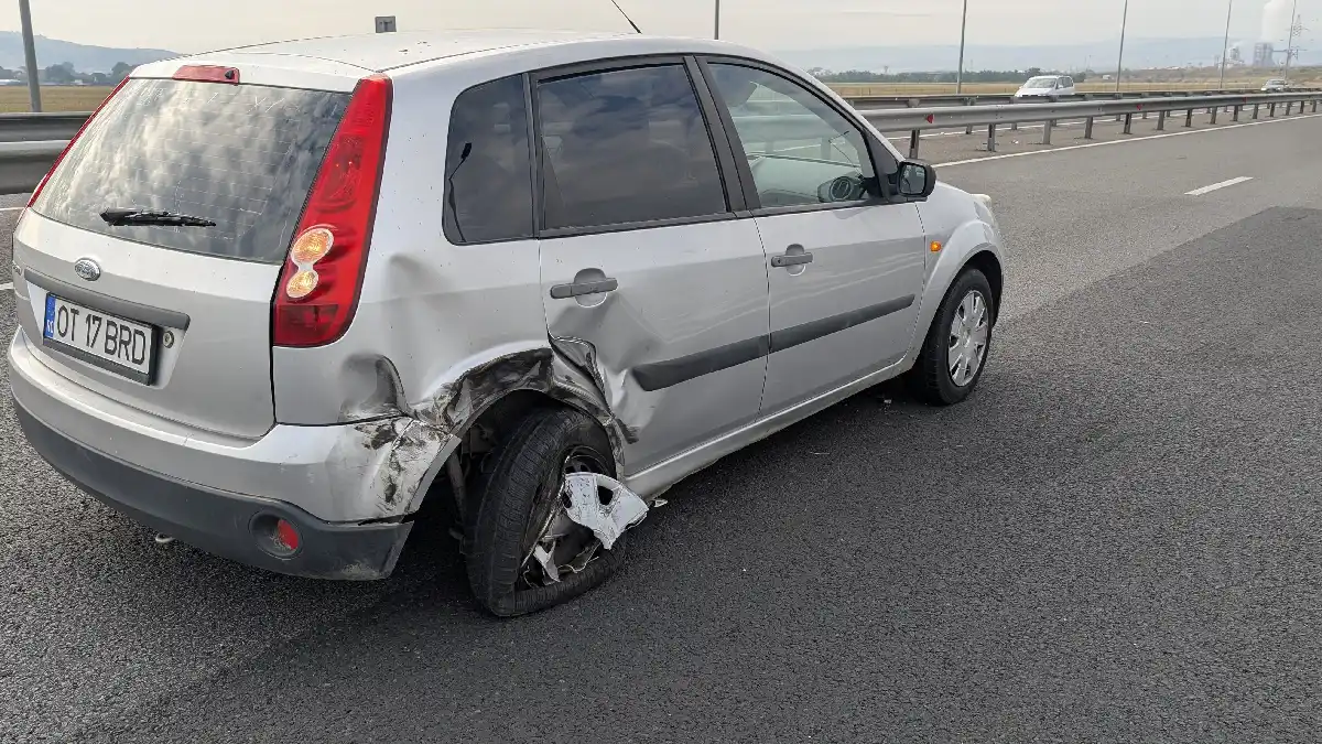 FOTO-VIDEO ȘTIREA TA | ACCIDENT rutier pe autostrada A1 Nădlac-Sebeș. Un autoturism acroșat de un tir care a greșit ieșirea și a dat cu spatele