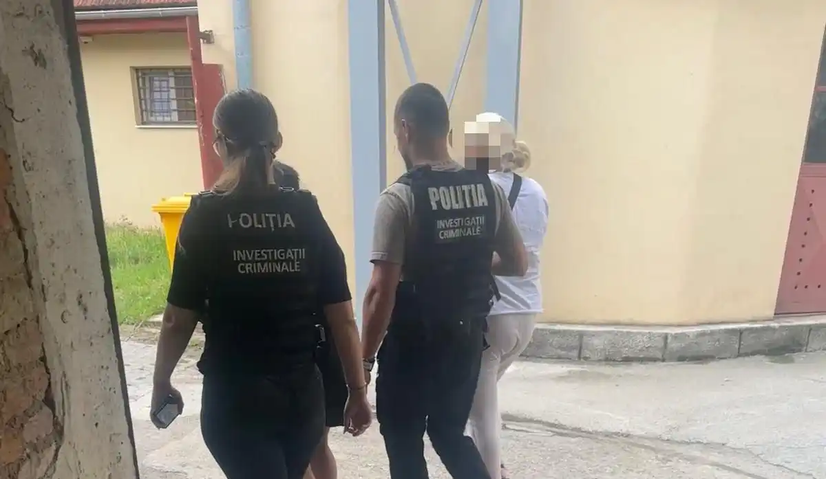 FOTO | Opt femei, bănuite de săvârșirea mai multor infracțiuni de înșelăciune, REȚINUTE în Alba