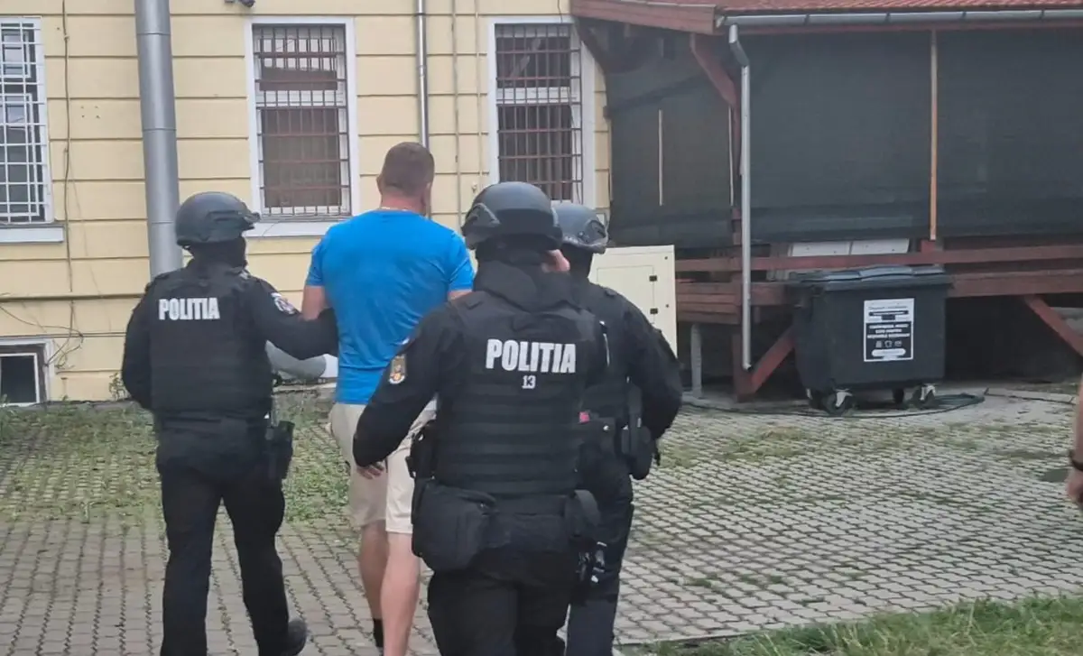 VIDEO | Cetățean polonez, REȚINUT de polițiștii din Aiud pentru săvârșirea infracțiunilor de furt, conducere fără permis de conducere și refuzul sau sustragerea de la prelevarea de mostre biologice