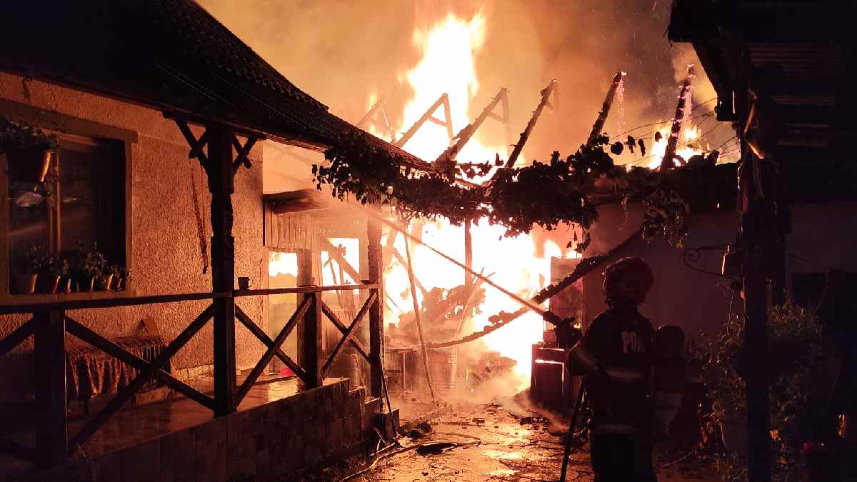 FOTO | Incendiu la o anexă gospodărească din Blaj. Arde o șură de pe strada Crișului