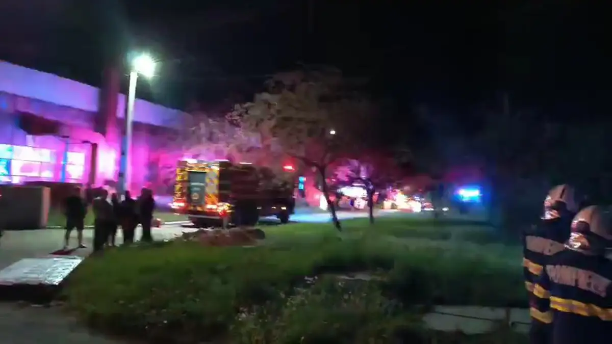 INCENDIUL, urmat de EXPLOZII, de la Uzina Mecanică Cugir: În depozitul, situat în partea de sus a fabricii, era muniție pe stoc. Reacția ministrului Economiei