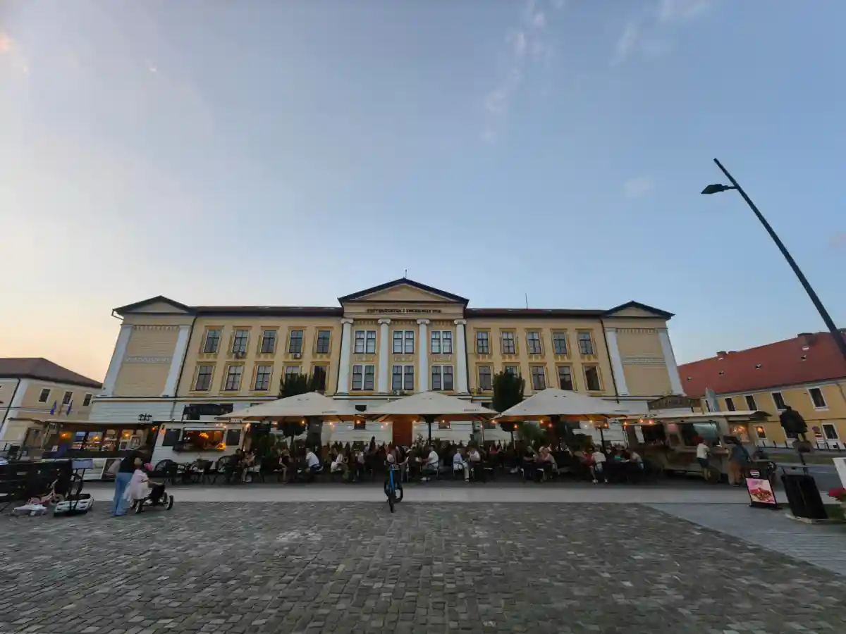 3-9 august 2025 | Mini lecții de Kendama La Trăsura, în Cetatea Alba Carolina. Sesiuni de joc și concurs cu premii, în fața Universității “1 Decembrie 1918”