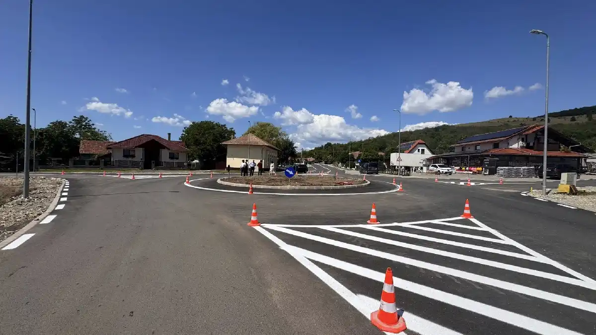 FOTO | Au fost finalizate lucrările podului și sensului giratoriu, la Hăpria. Vești bune și la Vințu de Jos: S-au turnat 1,5 km de asfalt