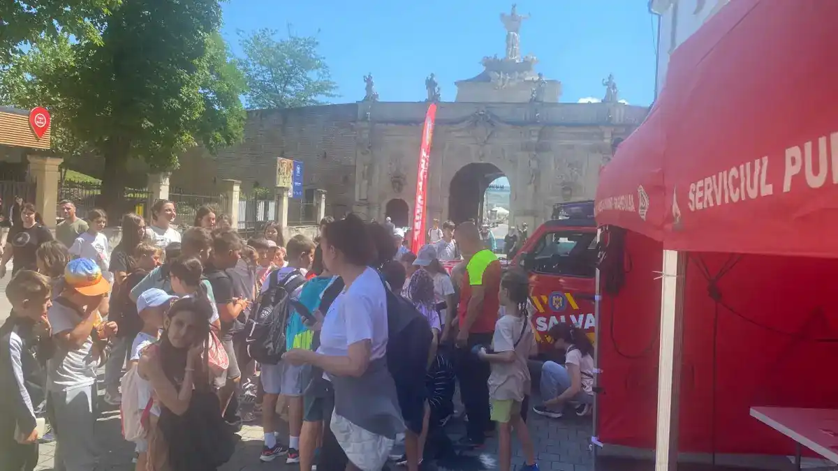 1 august 2025 | Stand de prezentare a tehnicii de intervenție Salvamont Alba, în zi aniversară, pe esplanada Porții a III-a a Cetății Alba Carolina