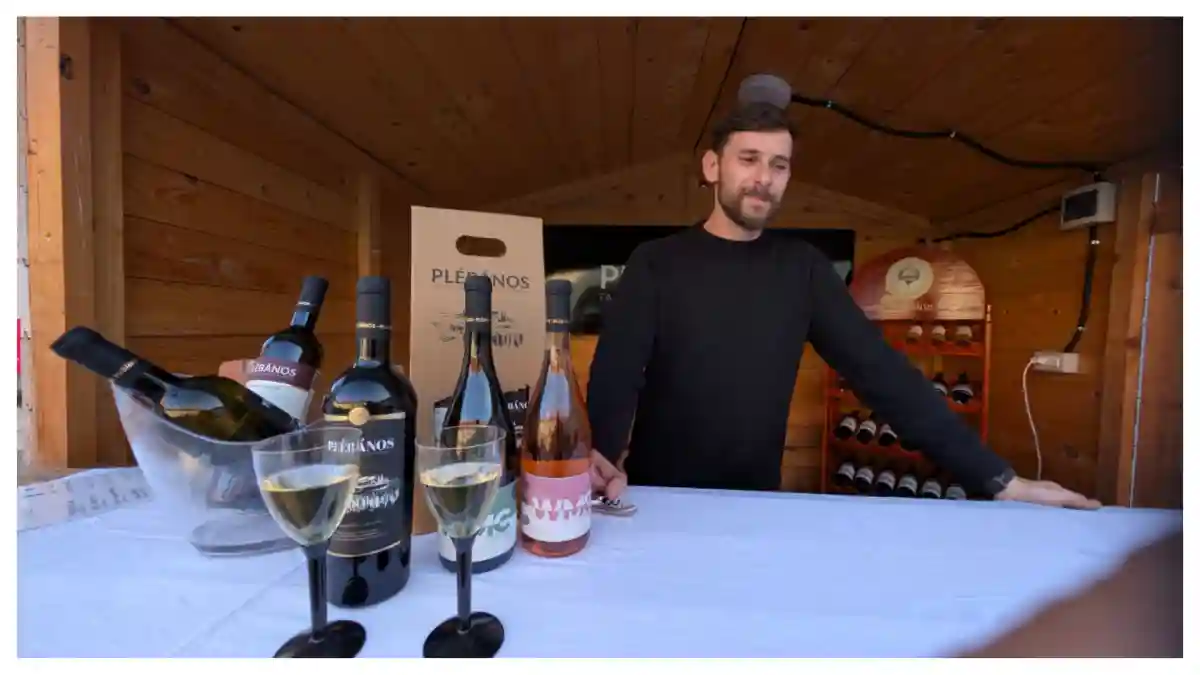 Video | Cum se face un vin bun: de la butoi la pahar, povestea vinurilor Plébános din Aiud, spusă de Andras Milan