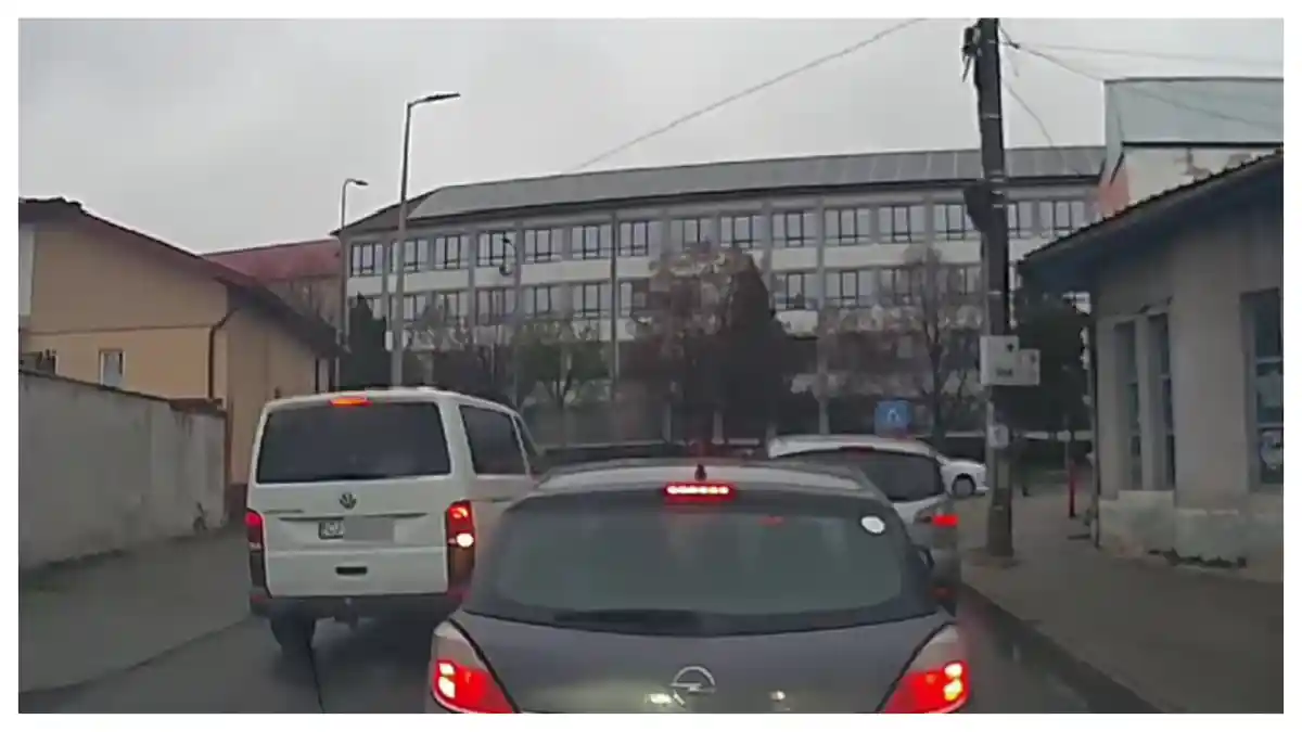 VIDEO ȘTIREA TA | Depășire pe linie continuă făcută de un șofer, cu numere de Cluj, pe o stradă din Alba Iulia: ,,Acolo se practică foarte des asta”