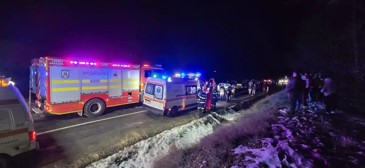 ACCIDENT rutier pe DJ 107, spre Roșia de Secaș: Un autobuz s-a răsturnat