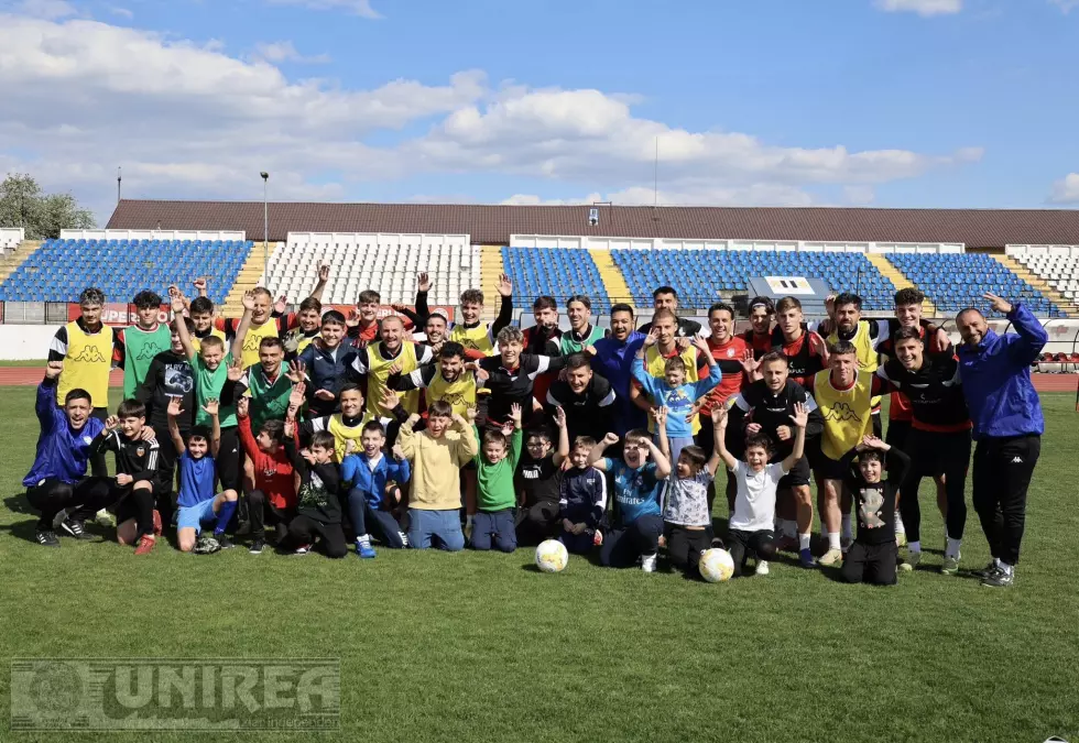 FOTO: CSM Unirea Alba Iulia, meci special cu copiii de la Centrul de Zi ReCreativ! Bucurie și zâmbete pe „Cetate”