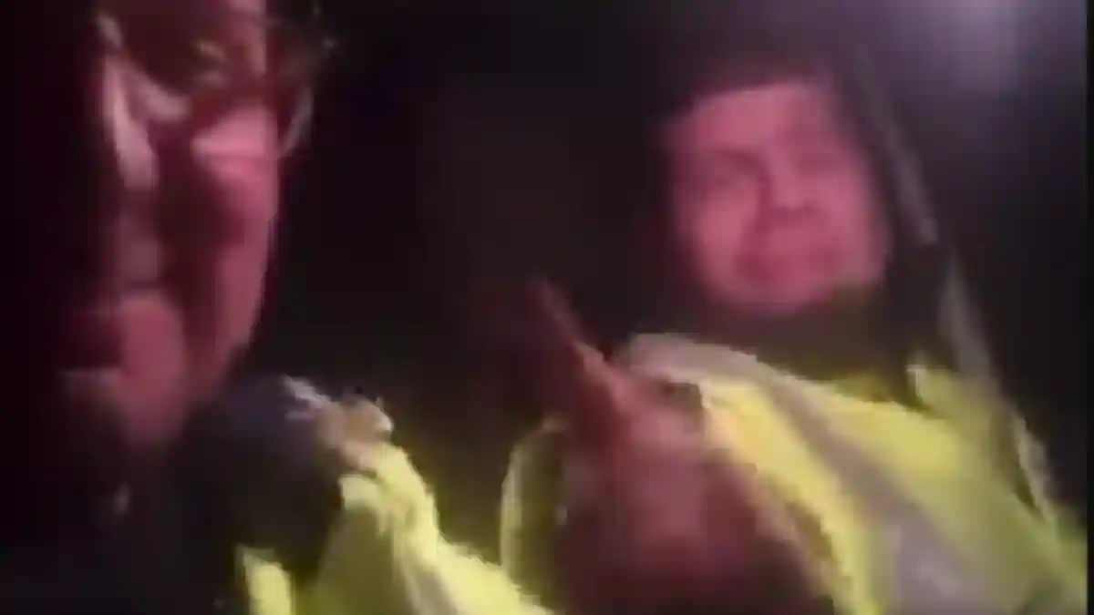 VIDEO | Doi polițiști s-au filmat în noaptea de Înviere cântând manele în autospecială: ,,Să învie permisele”