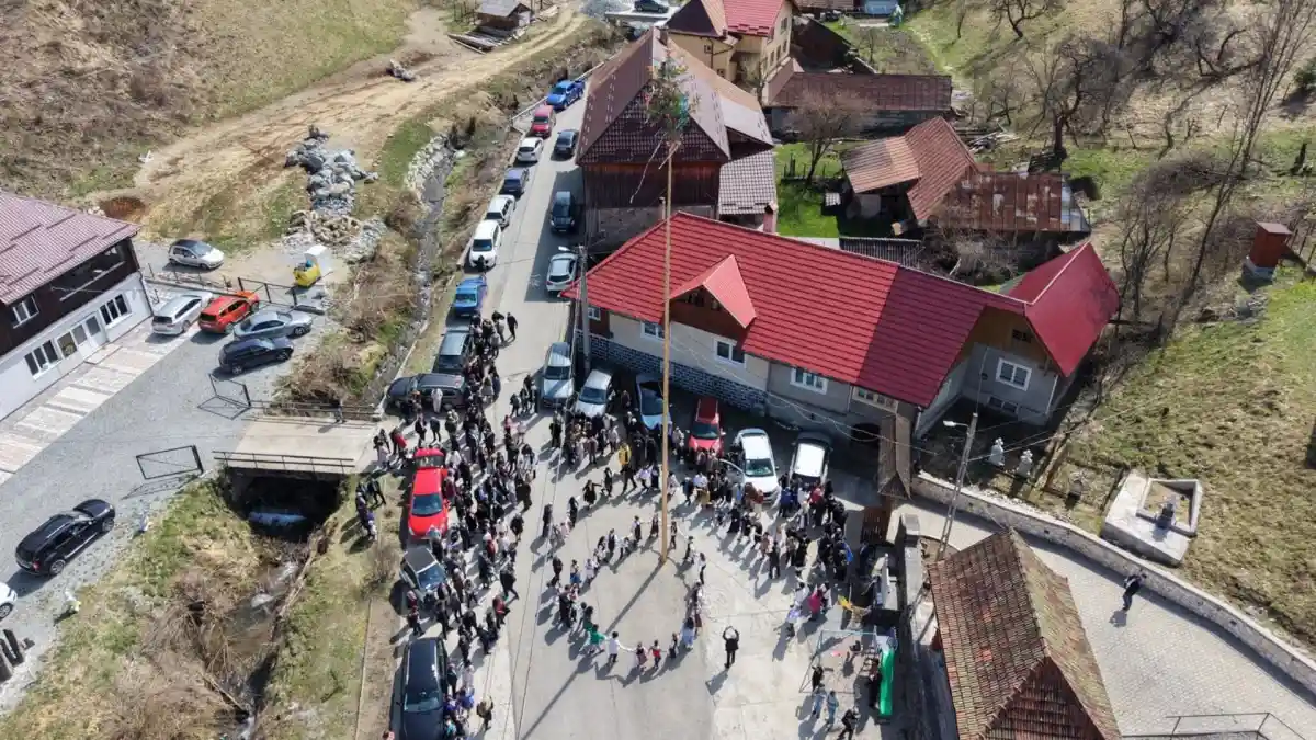VIDEO | Obicei de Paște vechi de sute de ani în Bucium-Poieni: Concursul de urcat pe suliță 2026. ,,Unic în Apuseni”