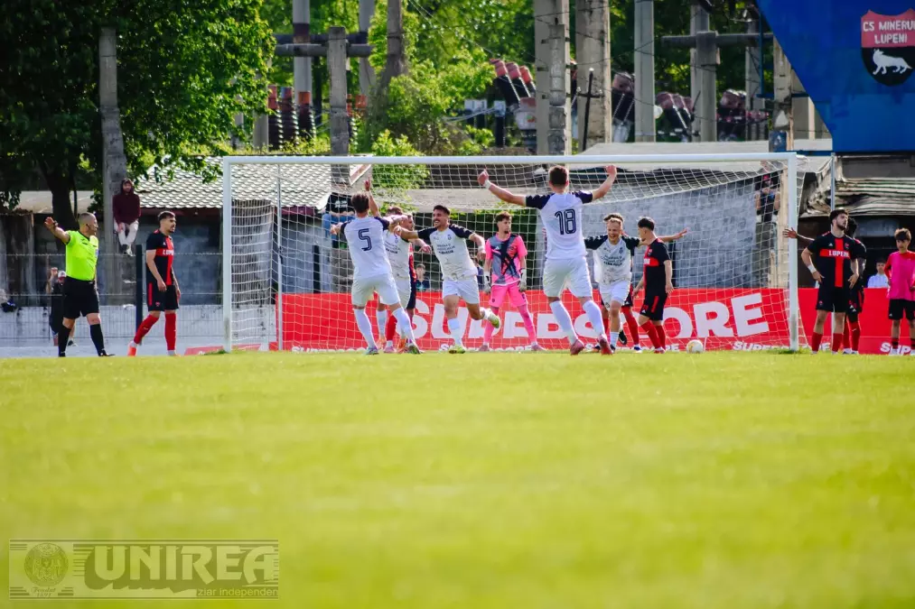 VIDEO: CSM Unirea Alba Iulia, calificare la barajul final pentru promovarea în Liga 2!!! Victorie la Lupeni a „alb-negrilor”, în 6 iunie e marele duel cu SC Popești-Leordeni