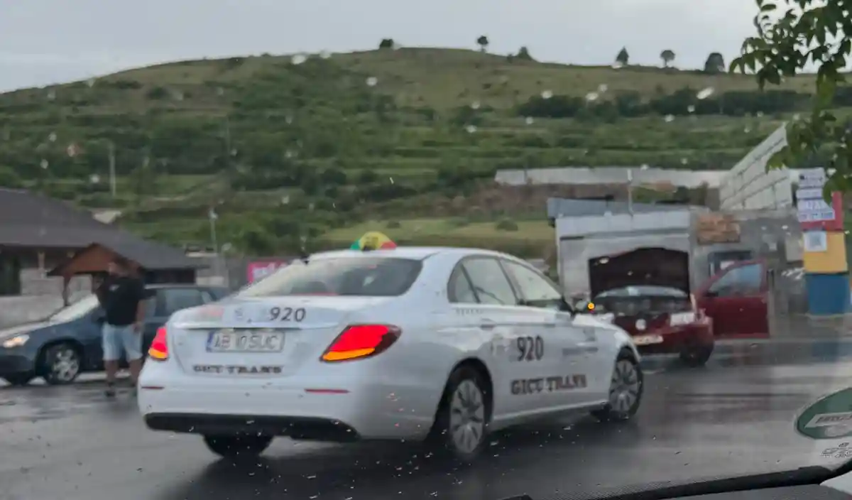FOTO | ACCIDENT în Șard: Tamponare între două mași
